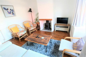 Contemporary Home in Friendly Easton, Free Parking